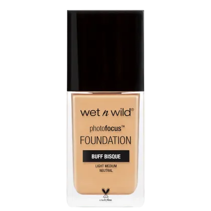 A imagem mostra uma embalagem de base líquida da marca Wet n Wild. É o produto PhotoFocus Foundation. A embalagem é um frasco retangular com o rótulo frontal que exibe o nome do produto e a marca.