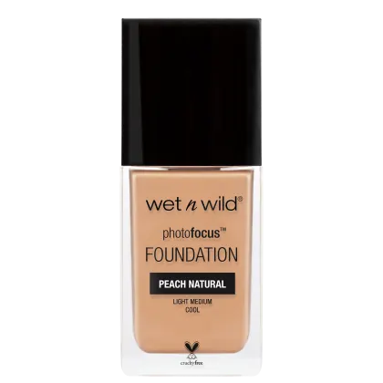 A imagem mostra uma embalagem de base líquida da marca Wet n Wild. É o produto PhotoFocus Foundation. A embalagem é um frasco retangular com o rótulo frontal que exibe o nome do produto e a marca.