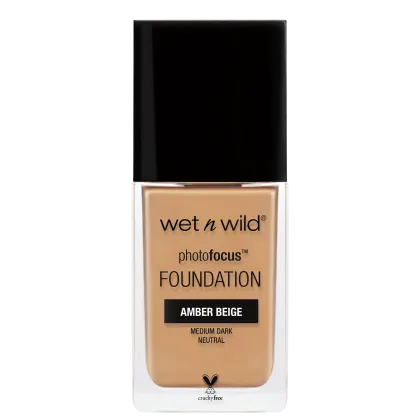 A imagem mostra uma embalagem de base líquida da marca Wet n Wild. É o produto PhotoFocus Foundation. A embalagem é um frasco retangular com o rótulo frontal que exibe o nome do produto e a marca.