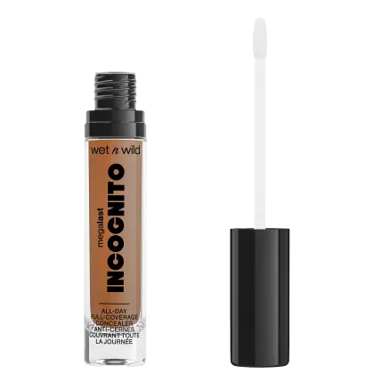 A imagem mostra um corretivo líquido da marca de cosméticos Wet n Wild chamado "Incognito". O produto é descrito como "Cobertura Total o Dia Todo" e apresenta um aplicador em forma de pincel integrado à embalagem.