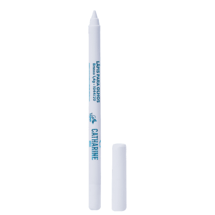 A imagem mostra um lápis delineador para olho na cor branca. Ele possui um design todo branco com a marca e as informações descritas em tom azul. Ao lado do lápis está a tampa branca completando a composição.