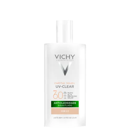 Embalagem em frasco plástico branco opaco. Rótulo frontal com o logotipo Vichy e o nome do produto "Capital Soleil UV-Clear" em letras cinza. Indicação de FPS 60 e descrição "Antioleosidade Aqua-Fluido Cor 2.0".