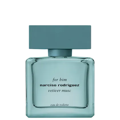Perfume masculino em frasco retangular de vidro transparente na cor azul claro. Tem uma tampa quadrada na mesma cor. Na frente do frasco, está impresso em letras pretas "for him narciso rodriguez vetiver musc" e "eau de toilette" na parte inferior.