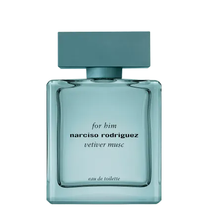 Perfume masculino em frasco retangular de vidro transparente na cor azul claro. Tem uma tampa quadrada na mesma cor. Na frente do frasco, está impresso em letras pretas "for him narciso rodriguez vetiver musc" e "eau de toilette" na parte inferior.