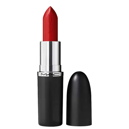 A imagem mostra um batom tipo bala, vermelho, com a tampa ao lado. A embalagem é preta e prata com o logo da marca em preto.