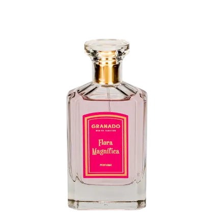 A imagem traz um perfume em frasco de vidro transparente com detalhes geométricos. Líquido rosa claro dentro. Rótulo retangular rosa com bordas e tampas douradas.