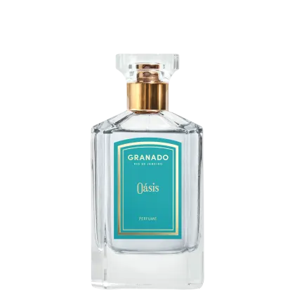 A imagem mostra o perfume em frasco retangular transparente com tampa dourada. A embalagem apresenta rótulo com fundo turquesa e detalhes em dourado, exibindo o nome da marca.