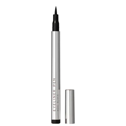 A imagem mostra a caneta delineadora  Eyeliner Pen da marca Océane. O produto  está aberto com a tampa ao lado. É uma caneta de corpo cilíndrico e alongado, com a parte superior pontiaguda e preta. O corpo é prateado e possui o nome "Eyeliner Pen" preto.