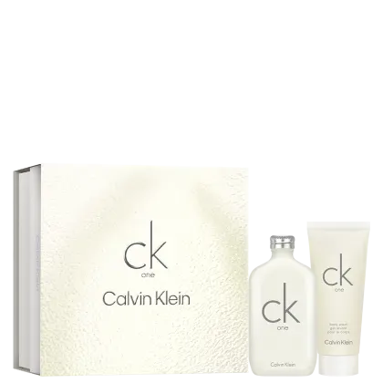 Frasco de perfume cilíndrico branco fosco com o logotipo "ck one" em letras minúsculas cinza. Caixa retangular branca texturizada com o nome "ck one Calvin Klein" impresso. Pequeno frasco tubular branco fosco com o rótulo "ck one body wash".