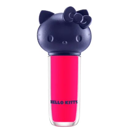 Produto de maquiagem em formato cilíndrico com a cabeça da personagem Hello Kitty como tampa. A parte superior é azul escuro com detalhes que representam os olhos, orelhas e laço da Hello Kitty. É possível ver a cor do produto pelo corpo transparente.