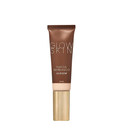 Tubo de maquiagem Glow Skin da marca Océane, com 30ml de volume, em embalagem marrom e dourada, com o nome da marca e da linha "Nadia Tambasco" impressos.