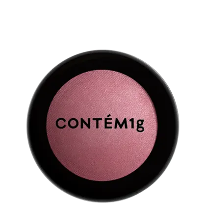 A imagem mostra uma embalagem fechada de blush. A embalagem é preta com parte transparente e o logo da marca em preto.