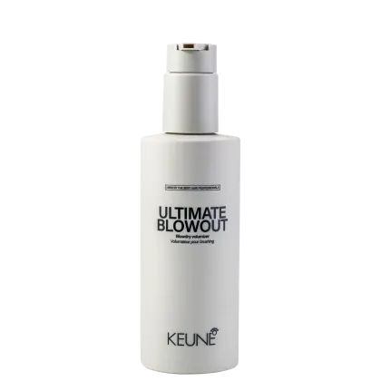 A imagem mostra o produto Ultimate Blowout, da marca Keune. Embalagem plástica bege opaca com pump dosador. Rótulo com o texto "ULTIMATE BLOWOUT Blowdry volumizer Volumisateur pour brushing" em letras pretas maiúsculas.