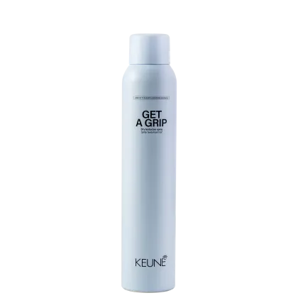 A imagem mostra o produto Keune Get a Grip. Embalagem cilíndrica azul claro. Nome do produto "Get a Grip Dry texturizer spray" e logotipo da Keune em letras pretas.