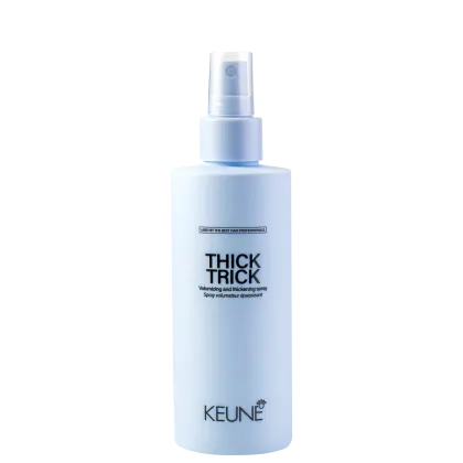 A imagem mostra o produto Thick Trick um spray volumizador  da marca Keune. O produto vem em uma embalagem plástica branca azulada opaca. A embalagem tem um formato cilíndrico com um borrifador spray na parte superior.