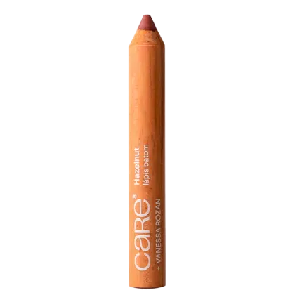 Lápis de batom em formato cilíndrico de madeira. Cor marrom avermelhada. Rótulo laranja com o texto "Care" e "Hazelnut" impresso.