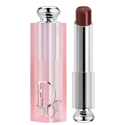 Possui uma embalagem rosa clara com detalhes prateados, incluindo o logotipo da marca.