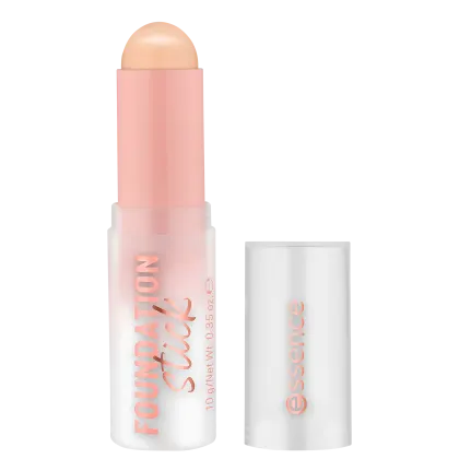 Produto de maquiagem Essence em embalagem rosa e branca, com texto "Foundation Stick" e "Essence" visível. Formato de bastão com ponta arredondada, indicando ser um produto de base ou corretivo.