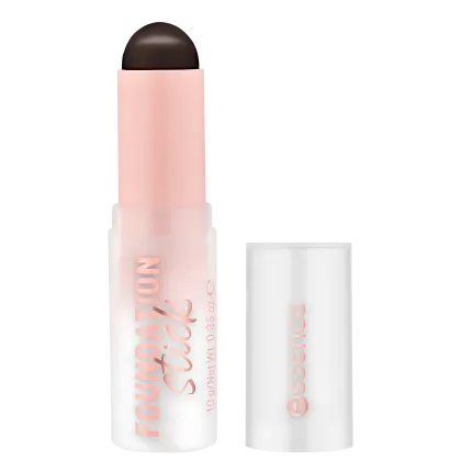 Produto de beleza Essence em embalagem rosa e branca, com texto "Foundation Stick" e "Essence" visível. Formato de bastão com tampa preta.