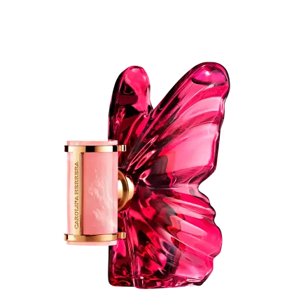 Frasco de perfume Carolina Herrera em formato escultural e vibrante na cor rosa, com rótulo dourado destacado contra fundo preto.