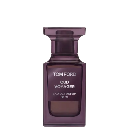 Frasco de perfume Tom Ford Oud Voyager, com embalagem roxa translúcida e rótulo em branco com o nome da fragrância. Produto de 50 ml de Eau de Parfum.