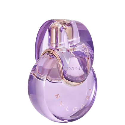 Item de perfumaria em formato oval, com tampa e corpo transparentes em tons de roxo e rosa. O rótulo exibe a marca "BVLGARI" em letras douradas. O produto possui um design elegante e sofisticado.
