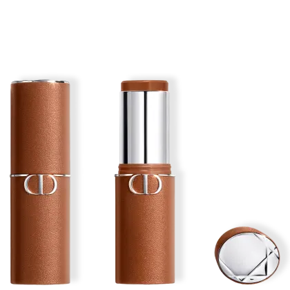 bronzeador em bastão da marca Dior em embalagem marrom, com detalhes em metal prateado. Os batons possuem formato cilíndrico e tampa protetora.