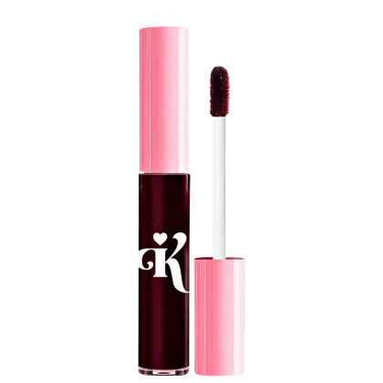 Produto de beleza em embalagem rosa e vinho com aplicador, contendo rótulo com letra 'k' e coração. O produto é um  gloss labial.