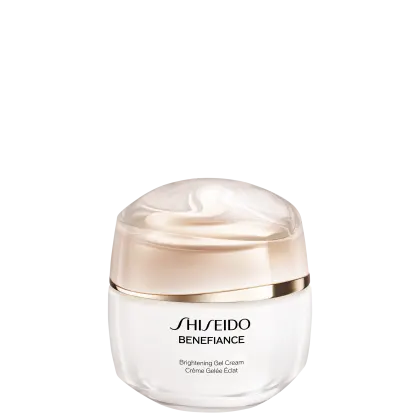 Frasco de creme facial Shiseido Benefiance, com tampa dourada e textura cremosa, apresentado em fundo preto. O rótulo exibe o nome da marca e do produto em letras pretas.