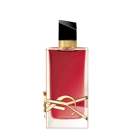 Frasco de perfume vermelho com tampa preta e detalhes dourados, apresentando um design elegante e sofisticado. O rótulo exibe o nome da marca em destaque.