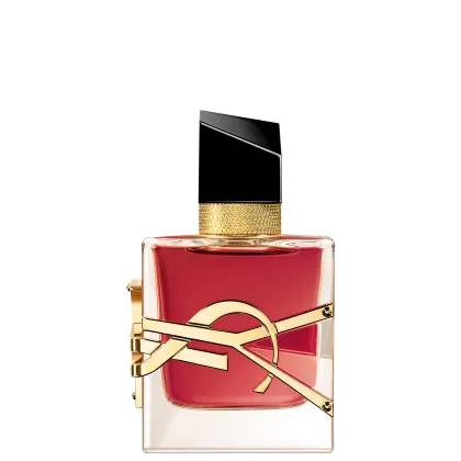 Frasco de perfume vermelho com detalhes dourados, tampa preta e decoração em formato de laço dourado. O rótulo exibe o nome da marca em letras douradas.