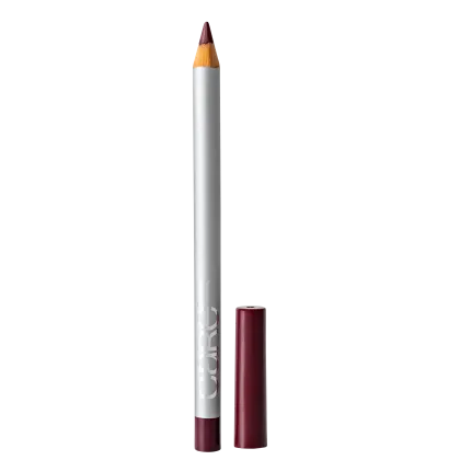 Lápis de maquiagem com corpo branco e ponta marrom, embalado em tubo vermelho. O lápis possui um design simples e minimalista, com o nome da marca impresso no corpo.