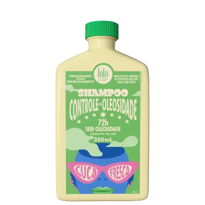 Frasco de shampoo da marca Lola com tampa verde, rótulo com ilustração colorida e texto "Controle de Oleosidade 72h sem oleosidade". Produto para couro cabeludo oleoso
