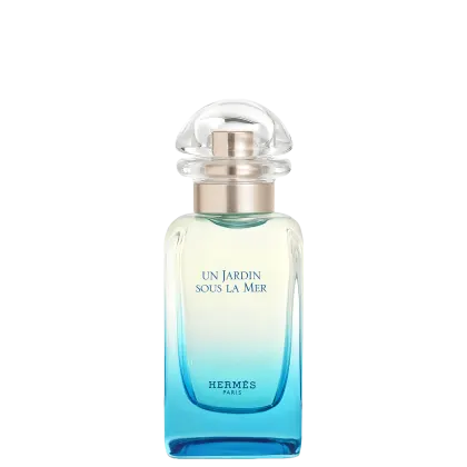 Frasco de perfume Hermès com design elegante e moderno, em tons de azul e branco, com rótulo destacando o nome "Un Jardin Sous La Mer". O frasco possui tampa arredondada e corpo cilíndrico, transmitindo uma imagem sofisticada e refinada da marca.