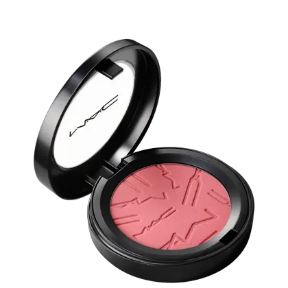 Compacto de blush em tom coral, com embalagem preta e logotipo da marca em destaque. O produto apresenta textura aveludada e acabamento fosco, com design minimalista e elegante.