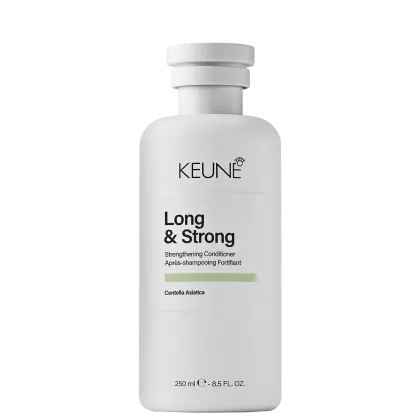 Frasco branco da linha Long & Strong da Keune, um condicionador fortalecedor com Centella Asiática. Embalagem cilíndrica com três anéis brancos na parte superior e rótulo preto com o nome da marca e do produto.
