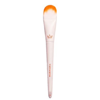 Pincel de maquiagem branco e laranja com logotipo da marca "Marimar" impresso. O pincel possui formato cônico e ponta arredondada