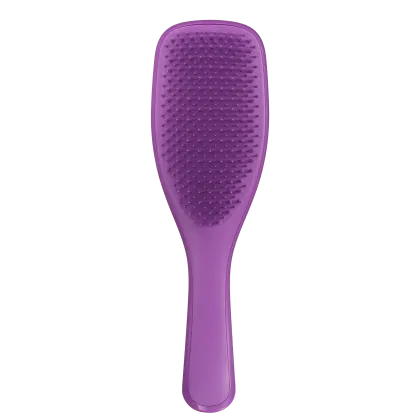 Escova de cabelo Tangle Teezer de cor roxa, com superfície texturizada e formato ergonômico, projetada para desembaraçar e pentear os cabelos de forma suave e eficiente.