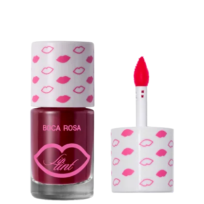 Embalagem cilíndrica branca com estampa de lábios rosa, contendo um aplicador vermelho.