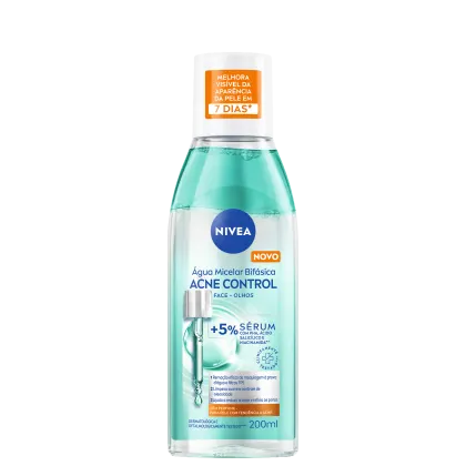 Frasco de água micelar bifásica da marca Nivea para controle da acne, com rótulo indicando melhora visível da aparência da pele em 7 dias e adição de 5% de soro com ácido salicílico e niacinamida.