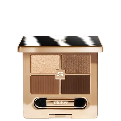 Paleta de sombras Sisley em embalagem dourada com quatro tons de marrom e bege, com acabamento acetinado e textura aveludada. Apresenta logotipo da marca e aplicador para aplicação precisa.