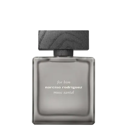Frasco de perfume masculino da marca Narciso Rodriguez, com rótulo em tons de cinza e branco, exibindo o nome do produto "Musc Santal" e a indicação "for him".