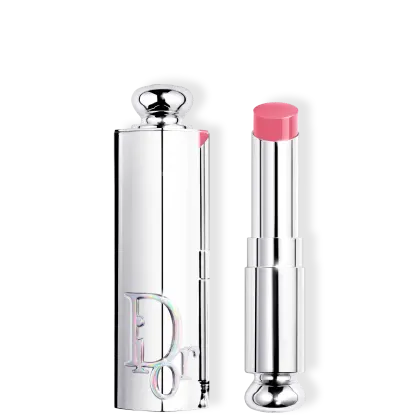 Batom em embalagem prateada com logotipo da marca Dior marcada na tampa.