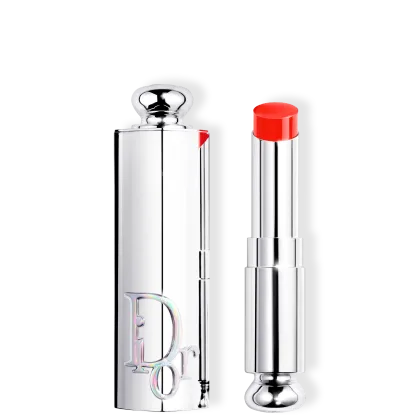 Batom em embalagem prateada com logotipo da marca Dior marcada na tampa.