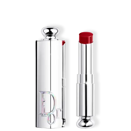 Batom em embalagem prateada com logotipo da marca Dior marcada na tampa.