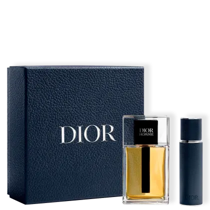 Caixa preta com logotipo Dior em relevo, contendo um frasco de perfume Dior Homme com tampa preta e um frasco de desodorante Dior Homme em fundo preto.