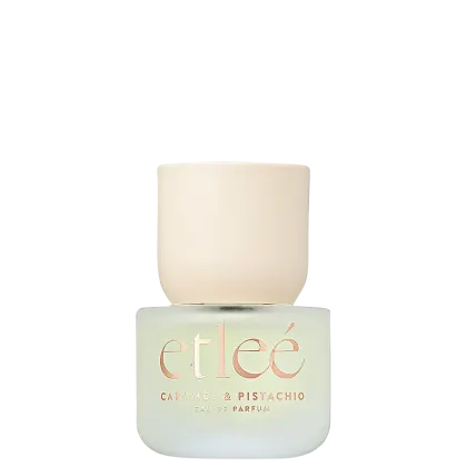 Frasco de perfume Etleé em tons claros, exibindo o nome da marca e o nome do perfume "Caramel & Pistachio" em destaque.