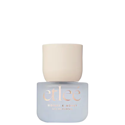 Frasco de perfume Etleé em tons de cinza e branco. Rótulo com o nome da fragrância "Woody & Musky" em letras douradas.