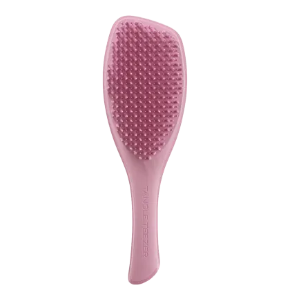 Escova de cabelo rosa da marca Tangle Teezer, com superfície texturizada e formato anatômico para facilitar o penteado.