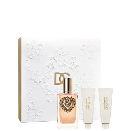Conjunto de produtos de beleza Dolce & Gabbana, composto por um frasco de perfume com design ornamentado, acompanhado de dois tubos de creme em embalagem branca com detalhes dourados.